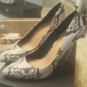 Gorgoeus snake print pumps
